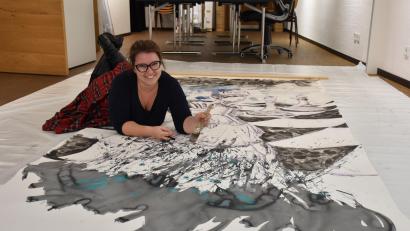 Bild: ubb
Eva Konz aus Reuth bei Erbendorf hat die großen Räumlichkeiten im Kunsthaus Waldsassen genutzt, um Kunst einmal "richtig groß" zu definieren. Ihr neu entstandenes Werk ist vier Meter hoch.