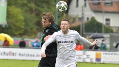 Archivbild: Hubert Ziegler
Gegen den FC Vorwärts Röslau durfte Vinzenz Stemp (links) bereits einige Minuten in der Landesliga sammeln.