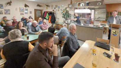 Bild: mfh
Rund 50 interessierte Bürger verfolgen die Bürgerversammlung ins Gasthaus Kredler in Seiboldsricht.