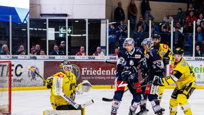 Archivbild: Werner Moller
Hier noch im Trikot der Blue Devils: Daniel Bruch (Zweiter von links) im Duell mit seinem derzeitigen Arbeitgeber, den Krefeld Pinguinen. Wo sind eigentlich die anderen Spieler, die Weiden verlassen haben, momentan unterwegs?