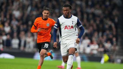 Bild: Frank Augstein/AP/dpa
Tottenhams Destiny Udogie (r) soll von einem Spielerberater mit der Waffe bedroht worden sein. (Archivbild)