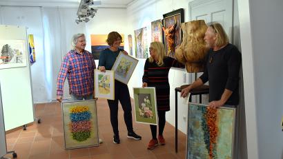 Bild: ubb
Das Aufbauteam des Kunstvereins mit Tom Brankovic, Kerstin Rumswinkel, Vorsitzender Petra Schicker und Bert Flor (von links) hat 43 Exponate im Hörsaal des Museumsquartiers platziert.