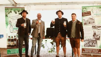 Bild: Stefanie Zock
Der Fensterbacher Bürgermeister Florian Adam (Zweiter von links) zapft das erste Fass Bier an. Die Dürnsrichter Winterkirwa wird am 7. und 8. November auf dem Festplatz bei der Dürnsrichter Pfarrkirche gefeiert. .