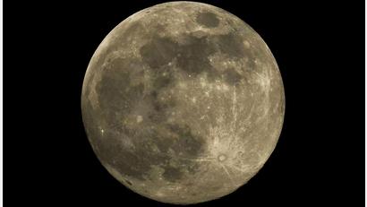 Bild: Anupam Nath/AP/dpa
Das Phänomen Supermond begeistert immer wieder zahlreiche Menschen. (Archivbild)