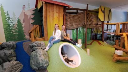 Bild: Jessica Fechner
Nadine Braun (links) und Nadine Dobmann eröffnen in der Leihstadtmühle in Weiden ein Eltern-Kind-Café mit Indoorspielplatz.