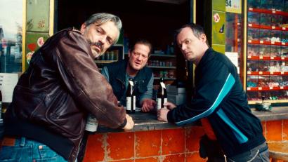 Bild: -/HR/Bluelaserboys/Triple Picture/dpa
An der Theke wird gequatscht.