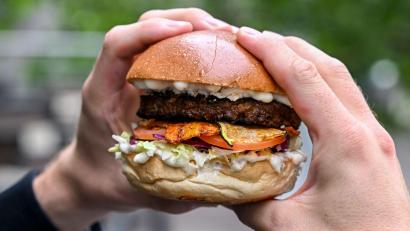 Bild: Jens Kalaene/dpa
Burger mit einem vegetarischen Patty belegt. (Archivbild)