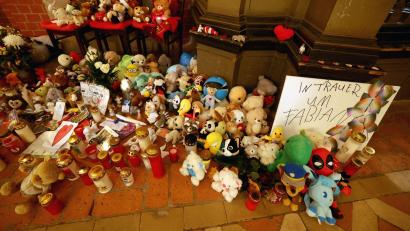 Bild: Bernd Wüstneck/dpa
Die Polizei durchsucht im Zusammenhang mit dem gewaltsamen Tod des achtjährigen Fabians erneut Objekte in Reimershagen.