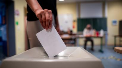 Symbolbild: Fabian Strauch/dpa
Nicht mehr lange, dann werden in Bayern Bürgermeister und Landräte gewählt. Im Landkreis Schwandorf steht jetzt für einige Amtsinhaber schon fest, dass sie trotz guter Chancen und unabhängig von der ohnehin nicht mehr existierenden Altersgrenze nicht mehr antreten wollen.