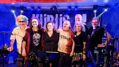 Bild: uz
Die Regensburger Band "Kubus M" mit Geburtstagskind Bernd Mende (links) rockten die Bühne im Parapluie.