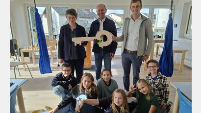 Bild: tra
Nicholas Hollweck vom Planungsbüro (rechts) gab im Beisein der Kinder der neuen Offenen Ganztagsbetreuung in Ensdorf den Schlüssel an Rektorin Helga Gradl und Bürgermeister Hans Ram
