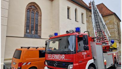 Bild: Tobias Gräf
Der Strahler ist am Kirchendach in 13 Meter Höhe montiert – ohne Drehleiter der Feuerwehr wäre eine sichere Reparatur nicht möglich.