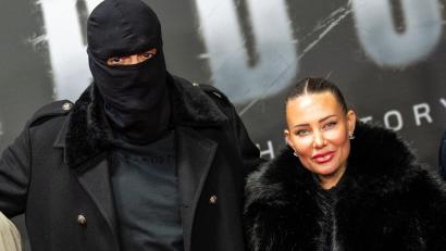 Bild: Christophe Gateau/dpa
Haftbefehl (bürgerlich Aykut Anhan und hier verhüllt) besucht mit seiner Frau Nina Anhan eine Kinoaufführung der Dokumentation „Babo - Die Haftbefehl-Story“ in Berlin. (Archivbild)