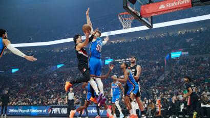 Bild: Craig Mitchelldyer/AP/dpa
Hartenstein (rechts) und OKC wurden in Portland bis zur letzten Sekunde gefordert - und verloren erstmals.