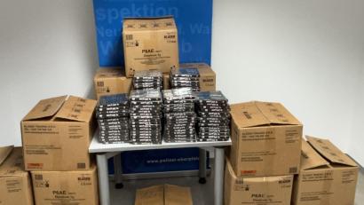 Bild: PI Neustadt a.d. Waldnaab, Franz, PHK
96 explosive Kilogramm: Diese Feuerwerkskörper haben zwei junge Männer wohl illegal in einem Mietauto von Tschechien nach Deutschland eingeführt.