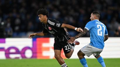 Bild: Arne Dedert/dpa
Nathaniel Brown (links) am Dienstagabend beim Champions-League-Spiel beim SSC Neapel.