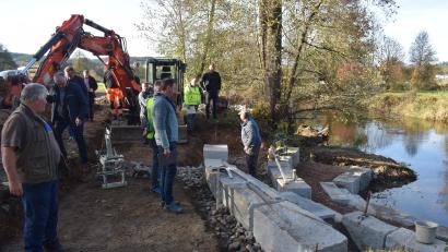 Bild: bnr
Der Bau- und Umweltausschuss der Stadt Pfreimd besichtigt den neu angelegten Zugang zur Pfreimd.