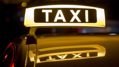 Bild: Daniel Karmann/dpa
Eine Taxifahrerin bringt den Vermissten unversehrt zurück. (Symbolbild)