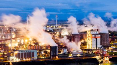 Bild: Julian Stratenschulte/dpa
Der CO2-Ausstoß der Industrie belastet das Klima. (Archivbild)