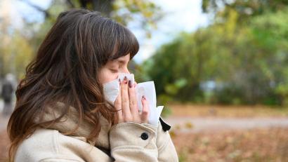 Bild: Elisa Schu/dpa
Wer niesen muss, sollte sich von anderen Personen abwenden und ein Taschentuch oder die Armbeuge vor Mund und Nase halten (Symbolbild).