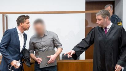 Bild: Daniel Vogl/dpa
Die Verteidiger räumten zu Prozessbeginn ein, dass der Angeklagte (m., verpixelt) sich heimlich beim Geschlechtsverkehr mit mehreren Frauen gefilmt und die Videos anschließend ins Internet gestellt hatte.