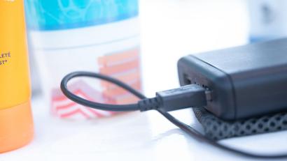 Bild: Sebastian Gollnow/dpa/dpa-tmn
Immer mehr Fluglinien überprüfen ihre Richtlinien für den Transport von Lithium-Batterien. (Symbolbild)