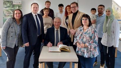 Bild: Gemeinde Speichersdorf
Innenminister Joachim Herrmann trägt sich ins Goldene Buch der Gemeinde Speichersdorf ein.