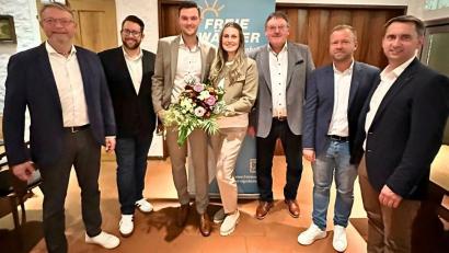 Bild: Wählergemeinschaft Arbeitnehmer-Eigenheimer Vilseck
Die Wählergemeinschaft Arbeitnehmer-Eigenheimer Vilseck hat ihre Kandidaten zur Kommunalwahl 2026 nominiert. Frederic Pröls (neben ihm seine Frau Tonia) tritt als Bürgermeisterkandidat an.