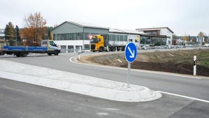 Bild: Hirsch
Blick auf die neue Einmündung in die B 85 an der sogenannten "Lohbauer-Kreuzung" in Heselbach. Seit Donnerstag ist der "Rechtsversatz" für den Verkehr freigegeben.