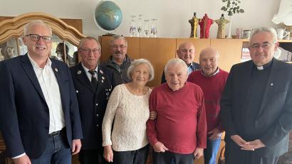 Bild: mma
Auch Bürgermeister Bernhard Lindner, Franz Krusch, Franz Weiß, Georg Götz, Peter Walch und Diakon Dieter Gerstacker (von links) gratulierten Erwin Stubenvoll, der sich mit seiner Gattin Resi (Mitte) sehr darüber freute.