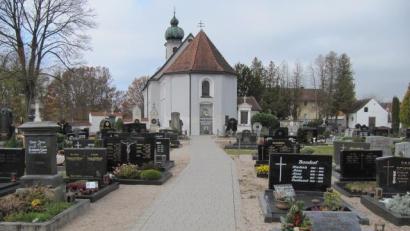 Bild: fg
Die Kosten für den Friedhof in Hirschau steigen. Deshalb beschloss der Stadtrat, die Gebühren zu erhöhen.