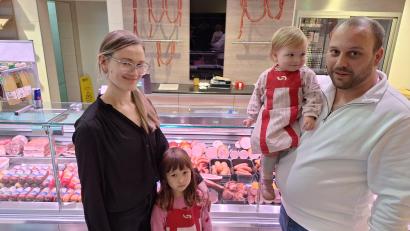 Bild: bl
Christina und Florian Schöberl, hier mit den Töchtern Anna (5) und Klara (14 Monate) wagen den Schritt zu einer weiteren Filiale, die Wernberg-Köblitz wieder eine Metzgerei im Ortskern beschert.
