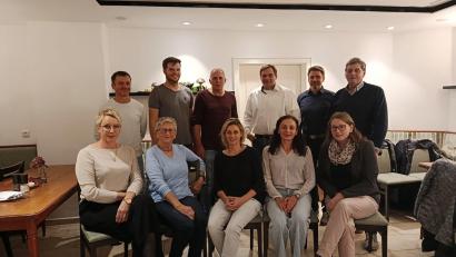 Bild: Kathrin Taubmann
Claudia Siegert, Elisabeth Dehling, Silke Schinhammer, Inge Behringer, Kathrin Taubmann (vorne von links) sowie (hinten von links) Wolfgang Rösch, Georg Meiler, Bernd Pilhofer, Markus Schinhammer, Matthias Eckl und Hans Klann stehen auf der Liste der Wählergemeinschaft "Unsere Gemeinde Edelsfeld".