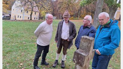 Bild: bl
Die OWV-MitgliederJosef Hösl, Thorwald Poschenrieder, Helmut Friedl und Hans Paulus (von links) haben sich auf die Spur der Eremiten auf dem Eixlberg begeben. Ein Steinkreuz erinnert dort an Paul Zeilbeck, einen prägenden Vertreter dieser Lebensform.