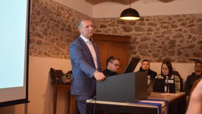 Bild: bnr
Sehr detailliert ging Bürgermeister Micheal Wilfahrt auf die Entwicklung der Gemeinde Schwarzach im vergangenen Jahr ein. Auch richtete er den Blick auf künftige Aufgaben.