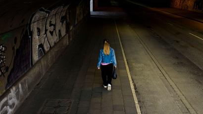 Bild: Christoph Reichwein/dpa
Männer und Frauen unterscheiden sich beim subjektiven Sicherheitsempfinden deutlich: Während sich 56 Prozent der Männer sicher fühlen, sind es bei den Frauen nur 45 Prozent. (Symbolbild)