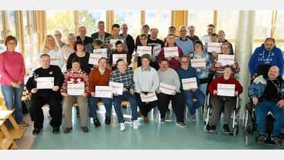 Bild: lst
Diese schon lange Jahre in der HPZ-Werkstatt beschäftigten Frauen und Männer sind am Mittwochnachmittag für ihr außergewöhnliches Engagement und ihren Einsatz von der stellvertretenden Vorstandsvorsitzenden Brigitte Krause (links), von Werkstatt-Fertigungsleiter Reinhard Kagerer (ganz hinten, Mitte), den Aufsichtsräten Daisy Brenner, Helmut Brandl und Max Hohlrüther (ganz hinten, von links) sowie von den Mitgliedern des Werkstattrates, Ingo Kraus (rechts) und Stefan Beutl (im Rollstuhl rechts) ausgezeichnet worden.