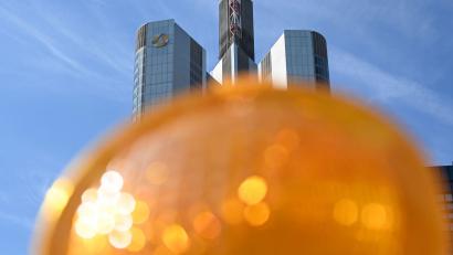 Bild: Arne Dedert/dpa
Dämpfer im dritten Quartal, aber Kurs auf Milliardengewinn 2025: Die Commerzbank in Frankfurt. (Archivbild)
