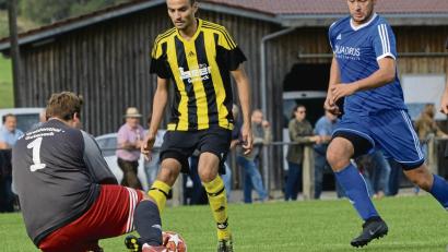 Bild: ham
Alexander Schmidl (rechts/Szene aus einem früheren Spiel) betreut den FC Schmidgaden interimsmäßig zusammen mit dem Spieler Manuel Polleti.