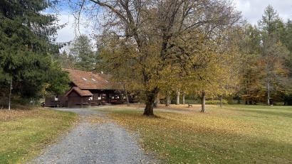 Archivbild: Gabi Schönberger
Seit Anfang 2024 ist die Blockhütte im Waldnaabtal nun schon geschlossen. Obwohl es Pläne für eine Weiterbewirtschaftung geben soll, scheint die Zukunft des beliebten Ausflugsziels weiter ungewiss zu sein.