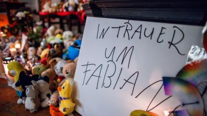 Bild: Jens Büttner/dpa
Nach dem gewaltsamen Tod des achtjährigen Fabian aus Güstrow wurde eine Tatverdächtige in Haft genommen. (Symbolbild)