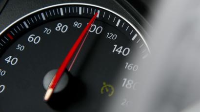 Symbolbild: Daniel Reinhardt
Deutlich zu schnell und unter Missachtung der Verkehrsregeln lieferte sich ein 58-jähriger Autofahrer am Donnerstag in Weiden eine Verfolgungsjagd mit der Polizei.