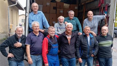 Bild: exb; Für das Leben und die Hoffnung/Hans Karl
Nach drei Stunden Schwerstarbeit war der Lastwagen voll beladen. Die fleißigen Helfer: Benno Riedl, Georg Pamler, Erhard Walberer, Franz Ficker, Stefan Dippl, Konrad Neuser und Hans Karl.