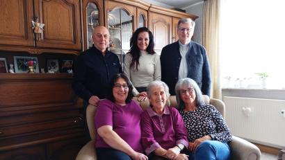 Bild: fpoz
Die Jubilarin feierte ihren Geburtstag mit ihren Töchtern Christina (links) und Silvia (rechts) sowie stehend (von links) den Seniorenbeauftragten Gerhard Weber, Bürgermeisterin Margit Bayer und Stadtpfarrer Bernd Philipp.