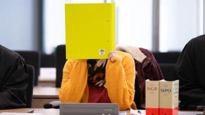 Bild: Sebastian Kahnert/dpa-Pool/dpa
Susann E., mutmaßliche Helferin der Neonazi-Terrorzelle Nationalsozialistischer Untergrund, schweigt zu Beginn des Prozesses am Dresdner Oberlandesgericht.