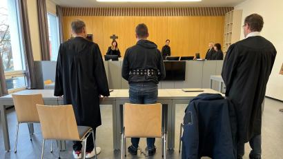 Bild: juh
Der 24-Jährige (Mitte) gestand, einen 77-jährigen Mann in einer Urologiepraxis in Weiden vergewaltigt zu haben. Der Angeklagte hatte in der Praxis als Pfleger gearbeitet.