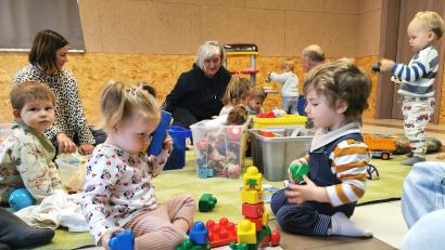Bild: Portner
Jeden Montagvormittag trifft sich die AWO-Krabbelgruppe zum Spielen im Mehrgenerationenhaus Oberviechtach. Marion Dietz (Mitte) organisiert das Treffen seit fast vier Jahrzehnten.