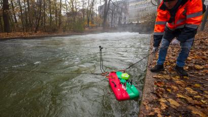 Bild: Peter Kneffel/dpa
Am Eisbach in München laufen Messungen, nachdem sich die Surfwelle dort nicht mehr aufbaut.