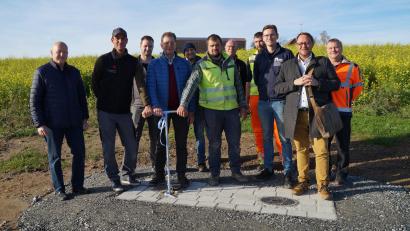 Bild: wel
Der Vorsitzende des Zweckverbands zur Wasserversorgung der Nord-Ost-Gruppe, Klaus Zeiser (Vierter von links), freut sich zusammen mit den Bauherren Anton Steininger (links) und Siegfried Wagner (Fünfter von rechts) sowie Wolfgang Vetterl (Zweiter von rechts) und den Mitarbeitern über die erfolgreiche Sanierung der Wasserleitung parallel zur Staatsstraße. Im Hintergrund der Hochbehälter Pissau.