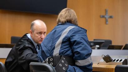 Bild: Armin Weigel/dpa
Ein 27 Jahre alter Mann ist vor dem Landgericht Landshut angeklagt, links neben ihm sitzt sein Verteidiger Thomas Fauth.